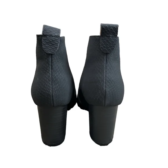 New without box Journee Collection Bellamy size 6 with vegan leather and deep V - Picture 3 of 7